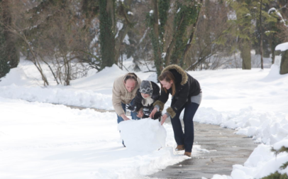 Kedvencünk a Fenyves allén szánkózni télen