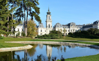 Érdekesség a kastély parki tó tükrében az épület tornya néz vissza ránk