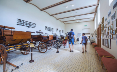 Látogatók tekintik meg a Hintókiállítást