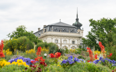 Virágos madárpark, háttérben a kastéllyal