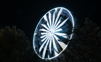 Az este kivilágított keszthelyi óriáskerék mesés látványt nyújt a járókelőknek